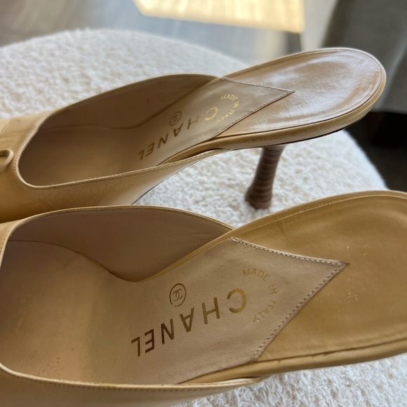 Vintage Chanel CC Beige Leather Bow Mule Heels - Picture 10 of 15